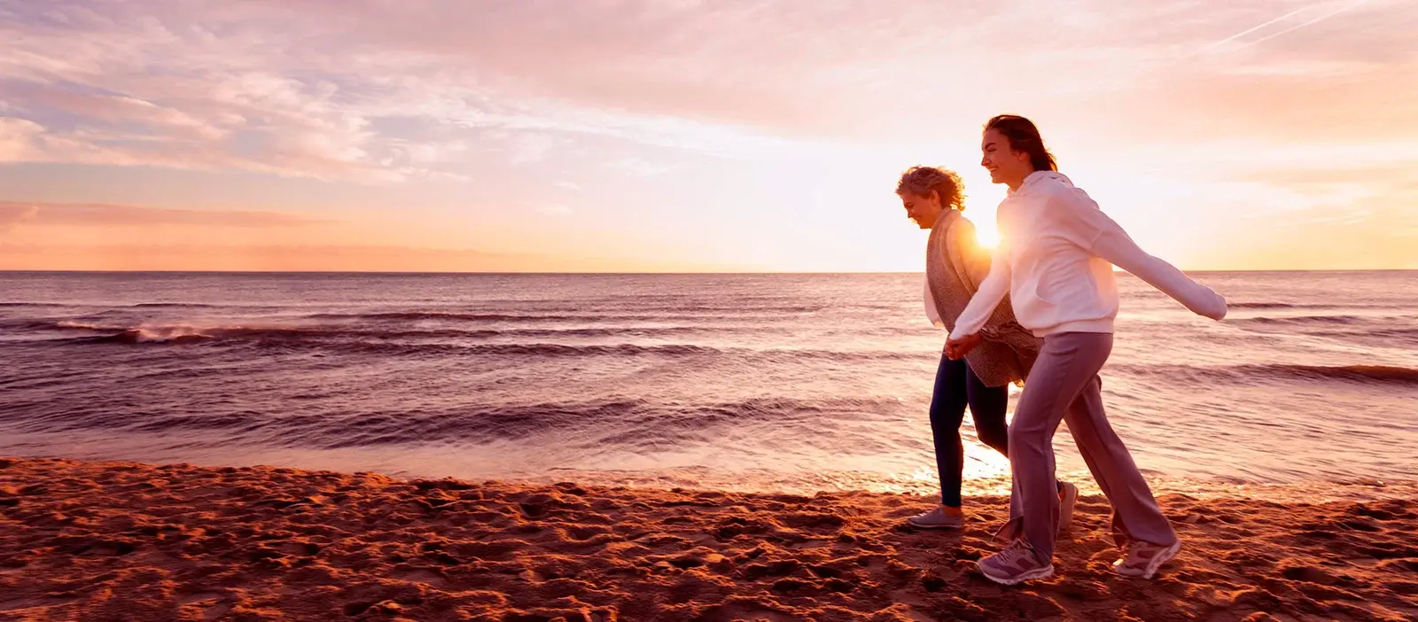 mujeres caminando en la playa